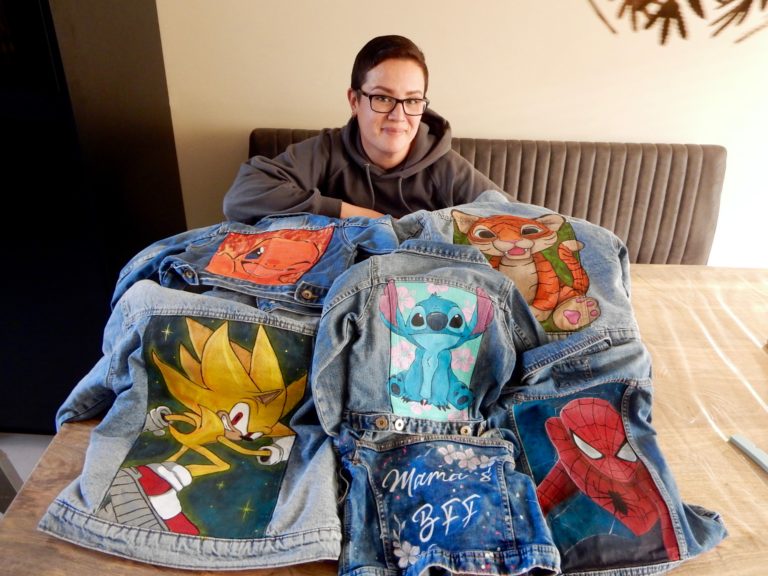 Jenna met verschillende beschilderde jasjes