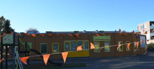 Het gebouw van de cirkel met vlaggetjes