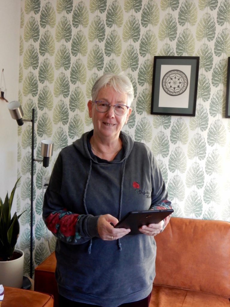 Odilia in haar woonkamer.