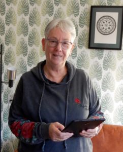 Bewoner Odilia in haar woonkamer.