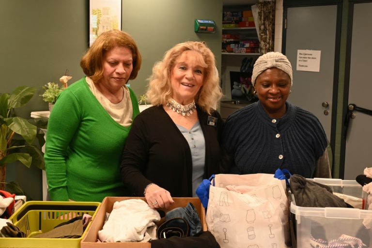 OP de foto staan de medewerkers van de mengelmoes met Mimi in het midden