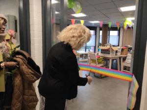 Mimi knipt het lint door