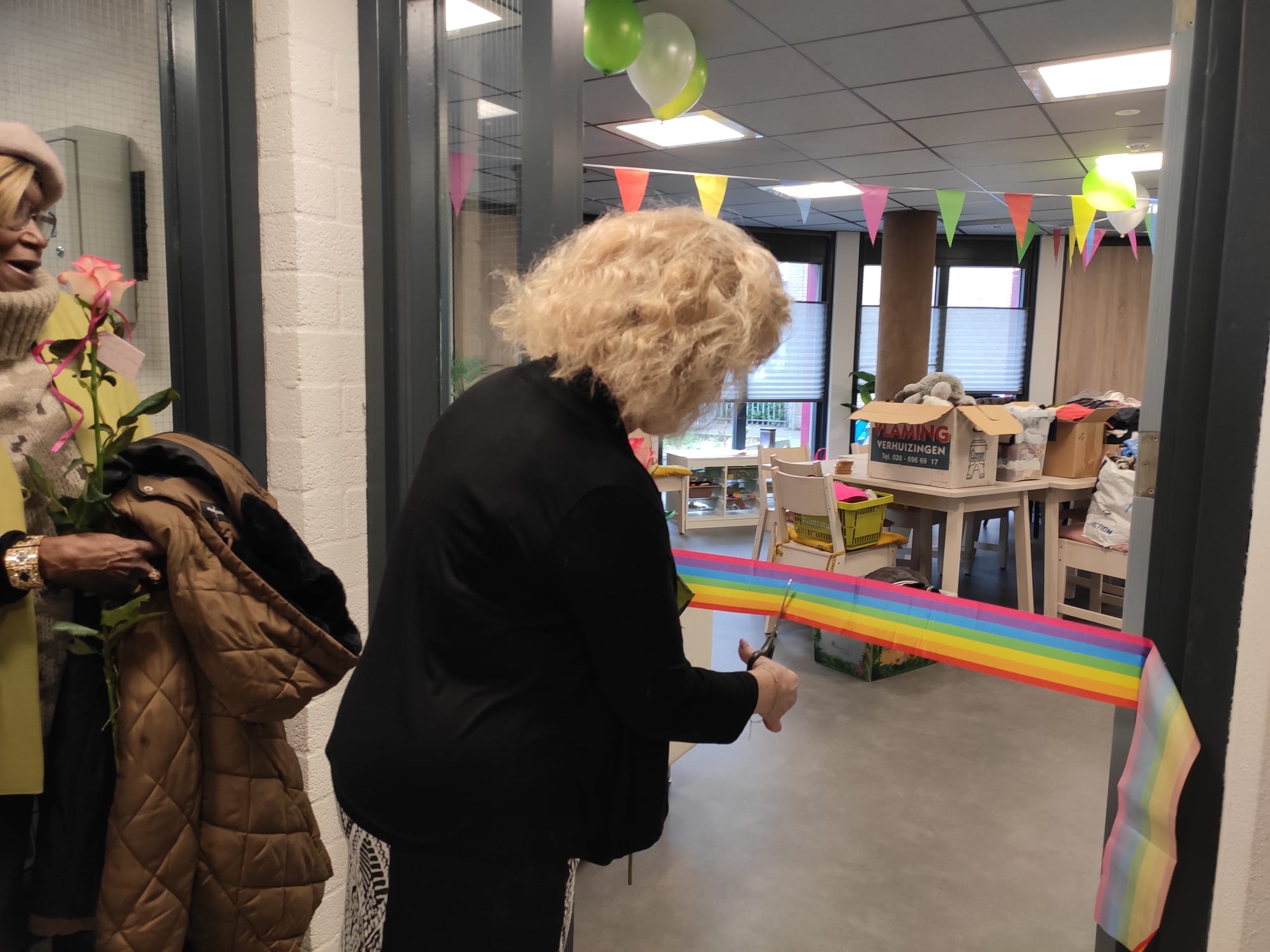 Mimi knipt het lint door