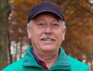 Rick van Rooijen met groene jas en blauwe pet