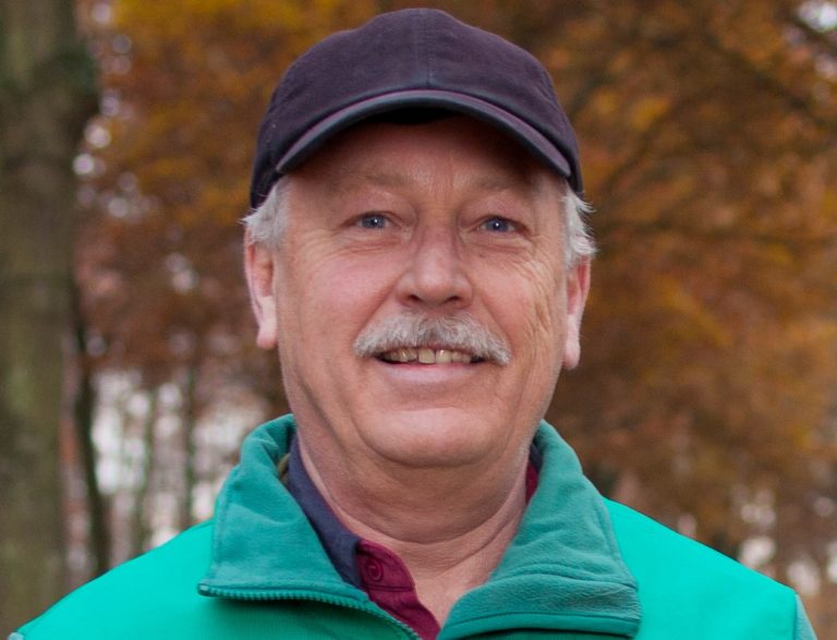 Rick van Rooijen met groene jas en blauwe pet