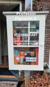 kastje gevuld met voedsel.