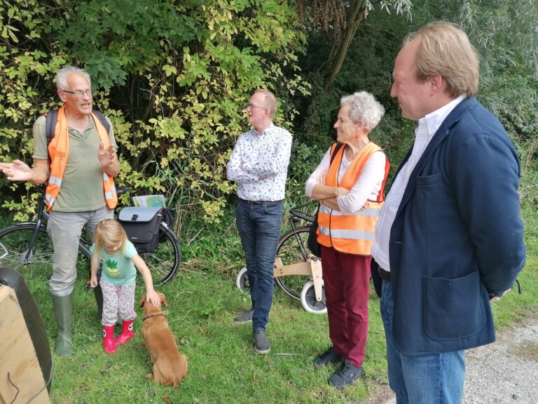 In september 2023 was de burgemeester in het Beatrixpark op bezoek! Voor zijn kennismaking met de stad gaat hij langs allerlei verenigingen en bewonersgroepen in Almere. Hein van der Loo krijgt zo een beeld van de stad en de mensen leren hem ook meteen kennen.